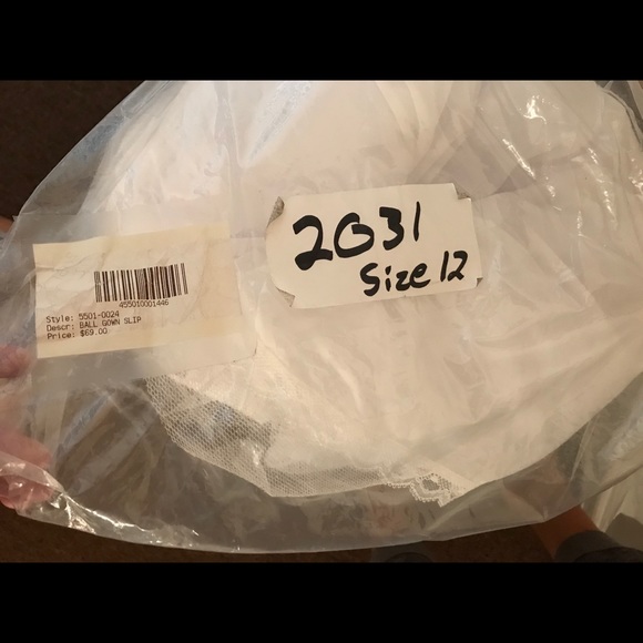 White by Vera Wang Wedding Gown (BNWT) - Picture 6 of 7